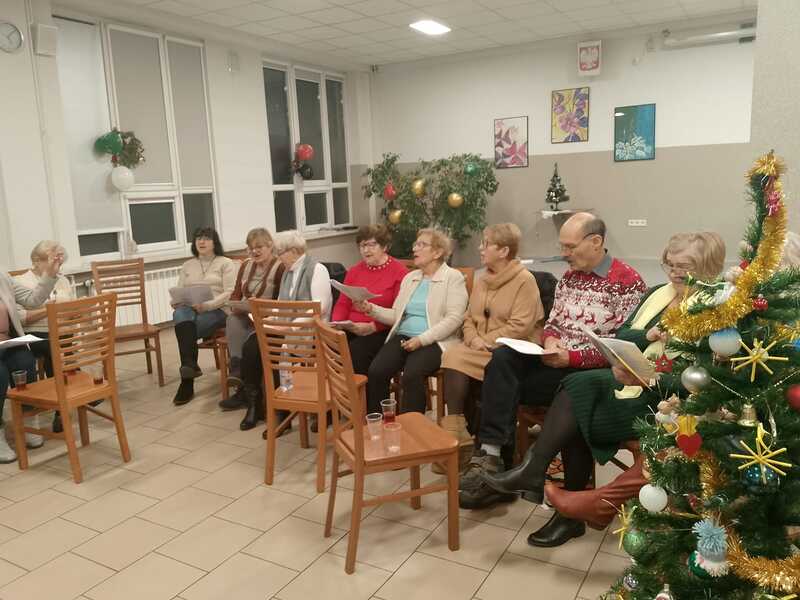 Noworoczne spotkanie i śpiewanie polskich kolęd.